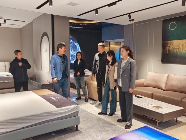 市古鎮(zhèn)公司黨總支專職副書記豐帥深入開(kāi)展樓盤商鋪商戶調(diào)研工作